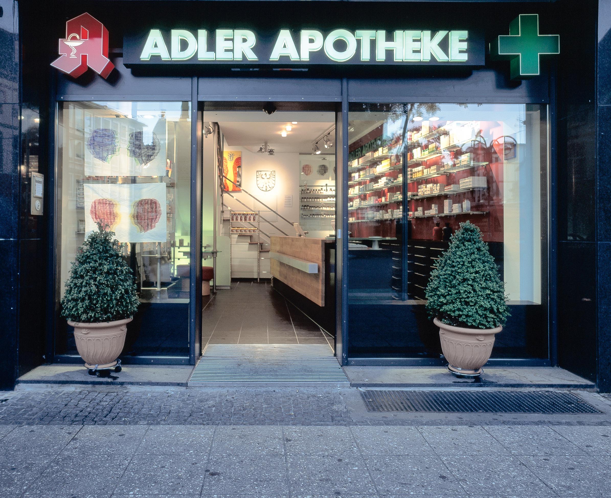 Eingang mit Leuchtreklame und Schaufenster