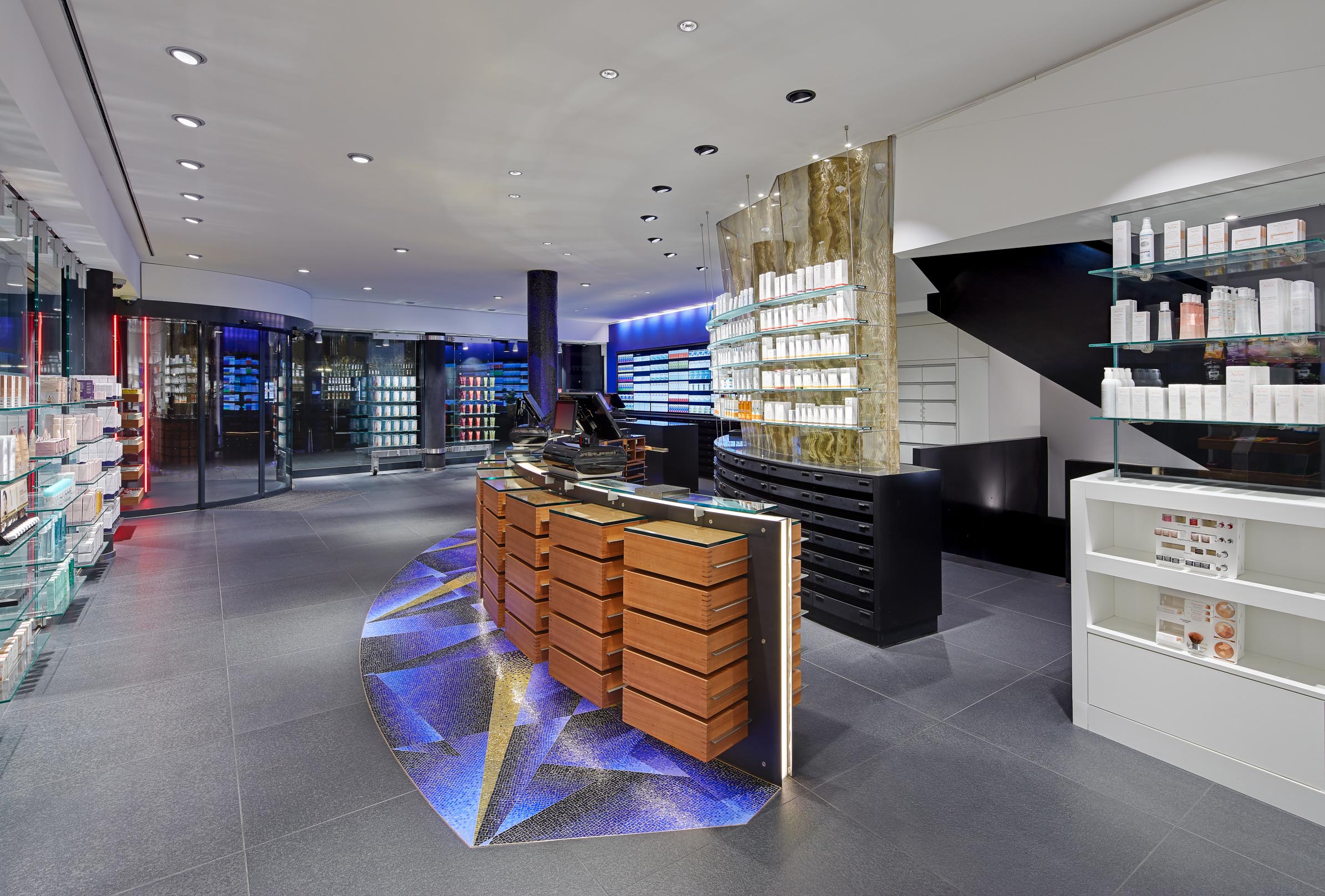 Aesculap Apotheke, polygonale Sichtwahl aus Metallgewebe in Acrylglas