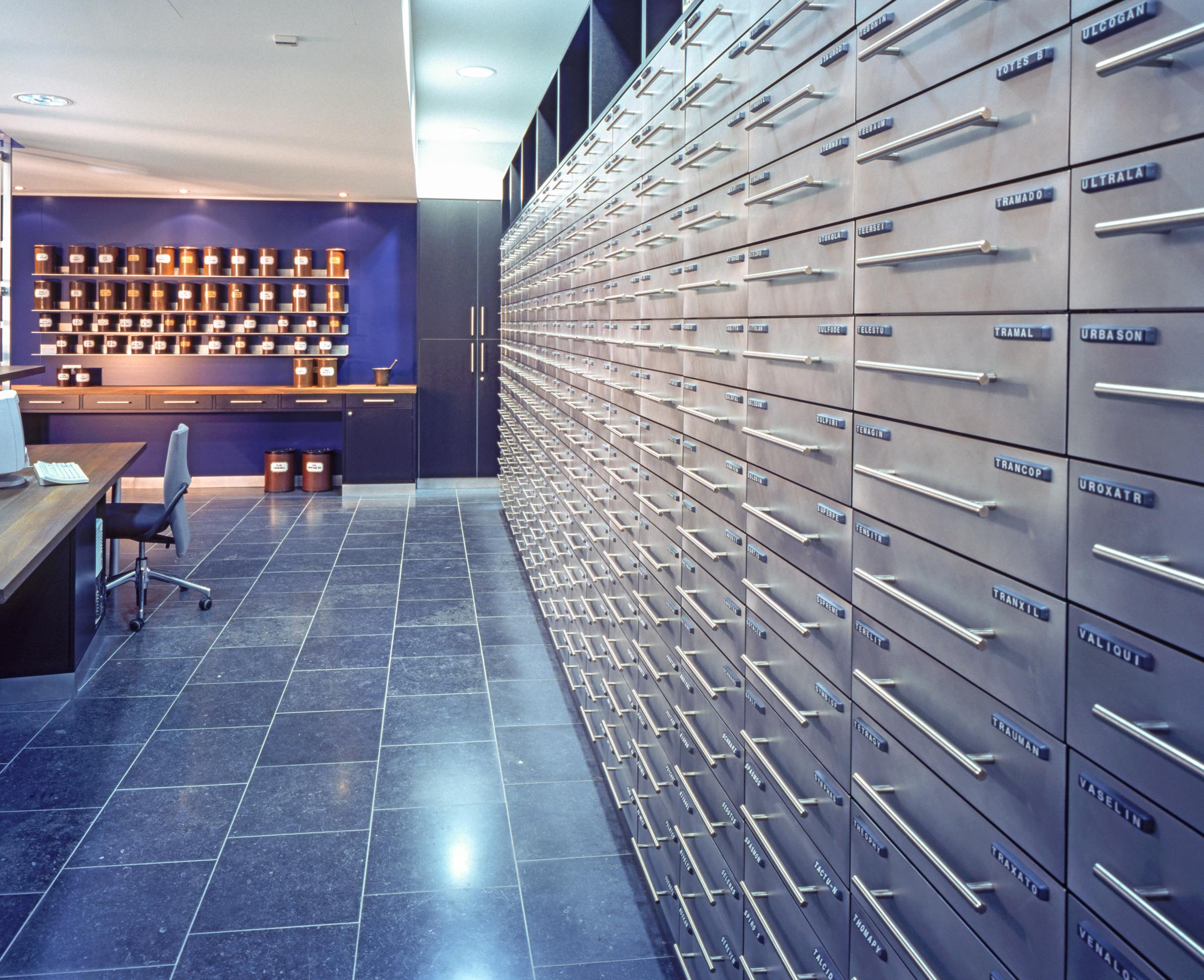 Drawer columns and working area