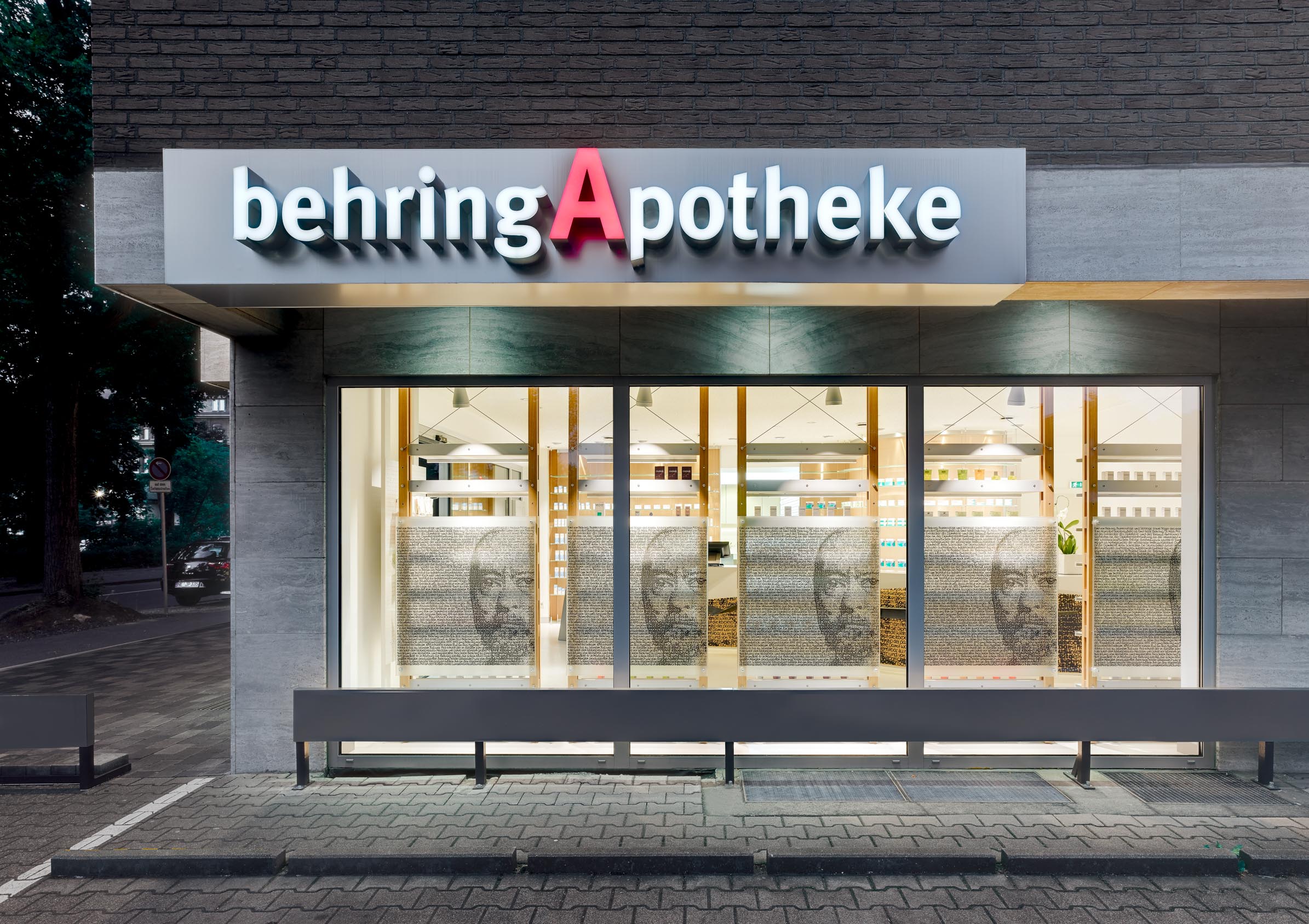 Schaufenster und Leuchtreklame der Behring Apotheke
