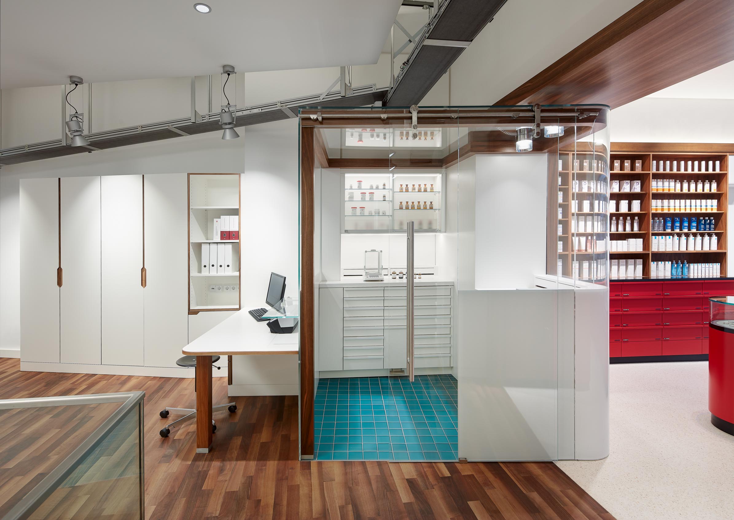 Working area with compounding laboratory