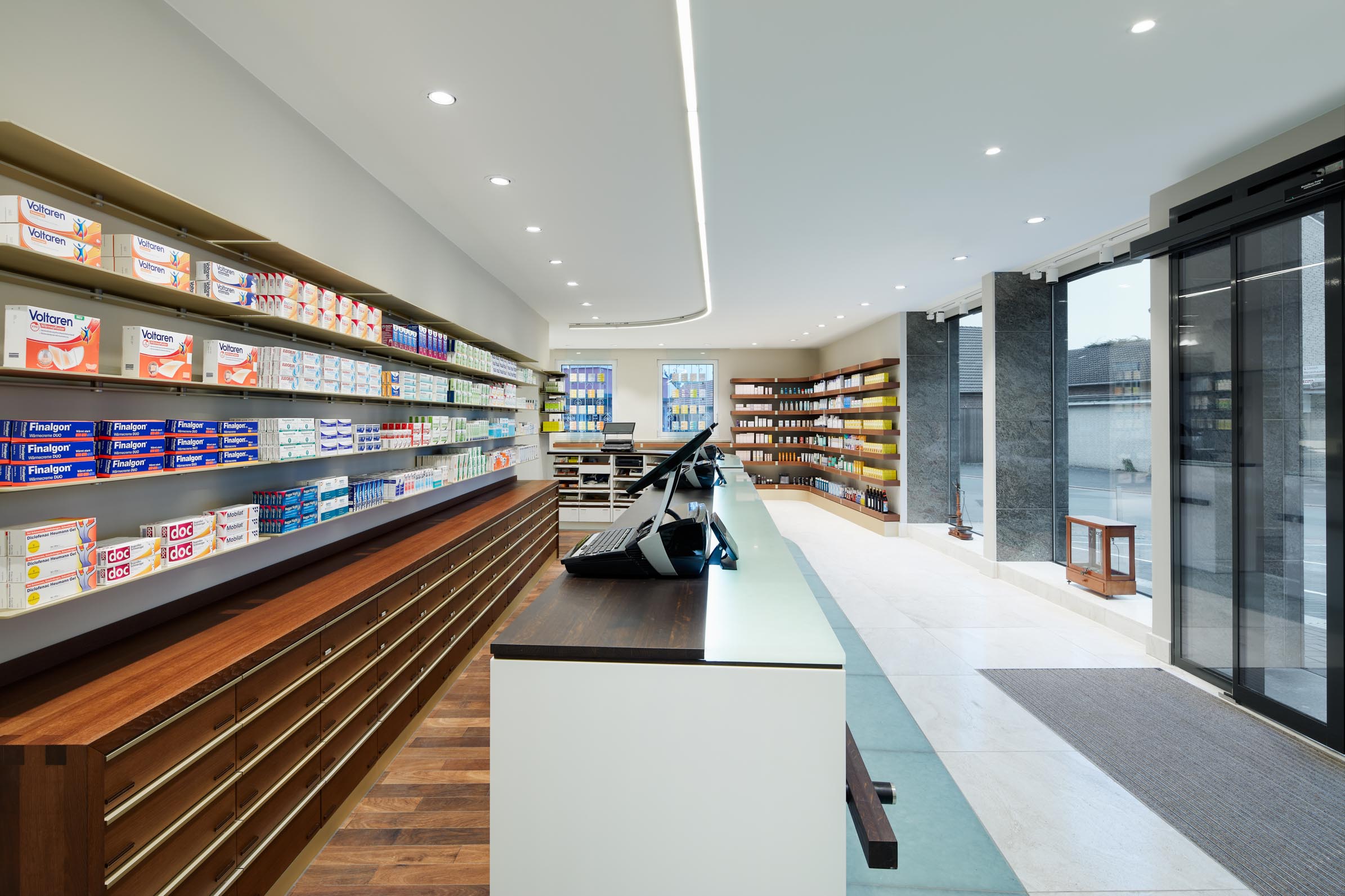 Marien Apotheke Aldenhoven, gebogener HV-Tisch in der Offizin