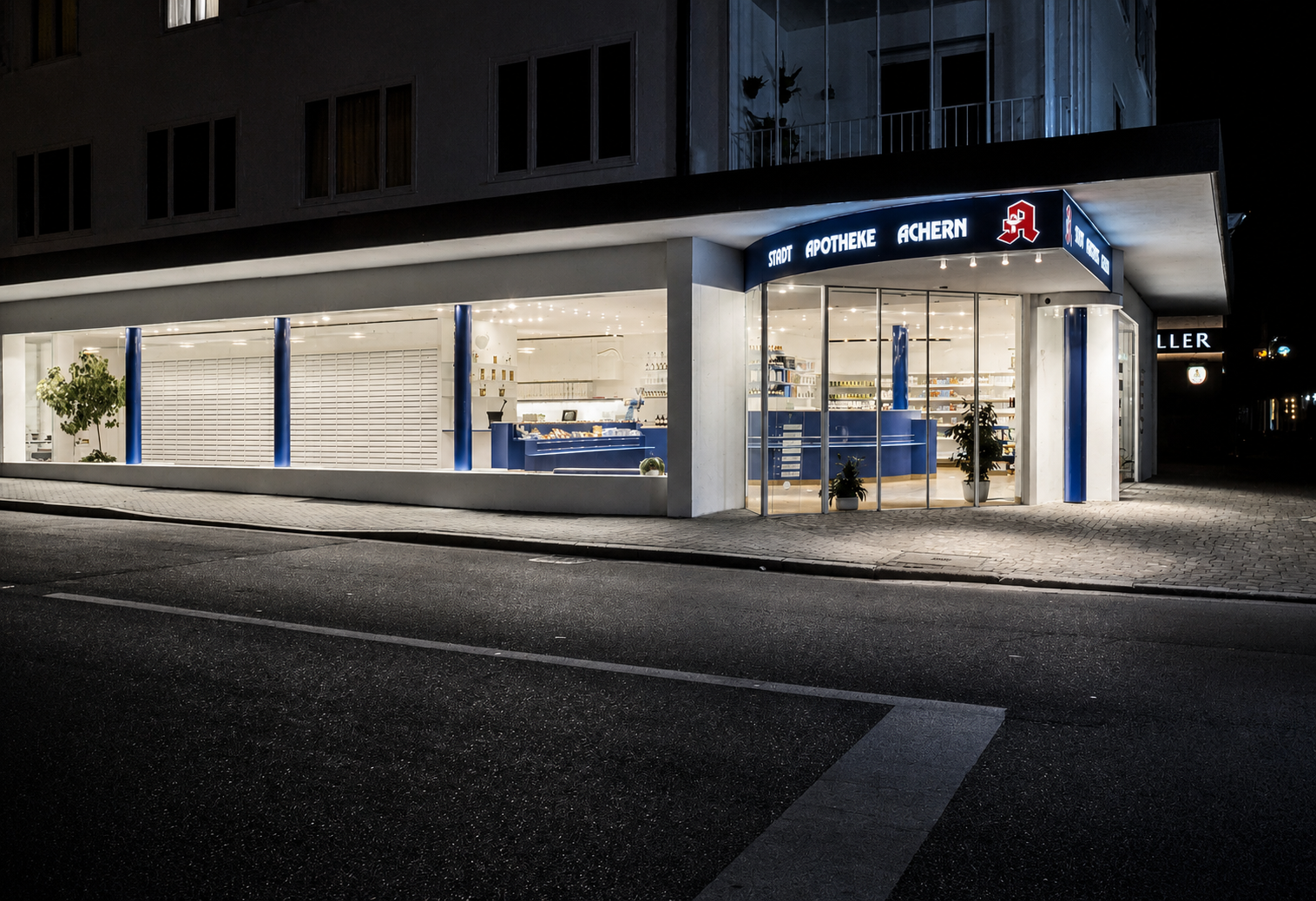 Stadt-Apotheke Achern, Schubsäulen im beleuchteten Schaufenster