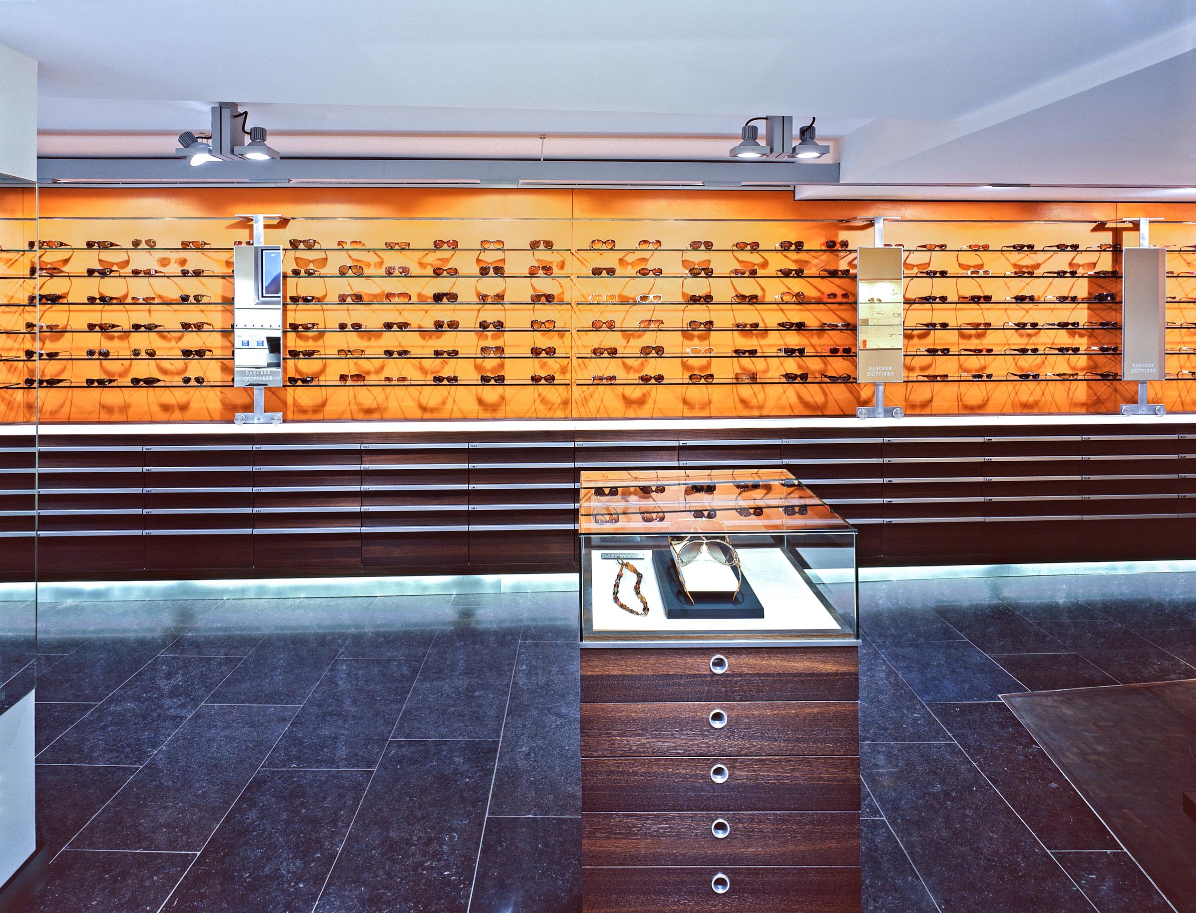 Orangefarbene Brillenwand