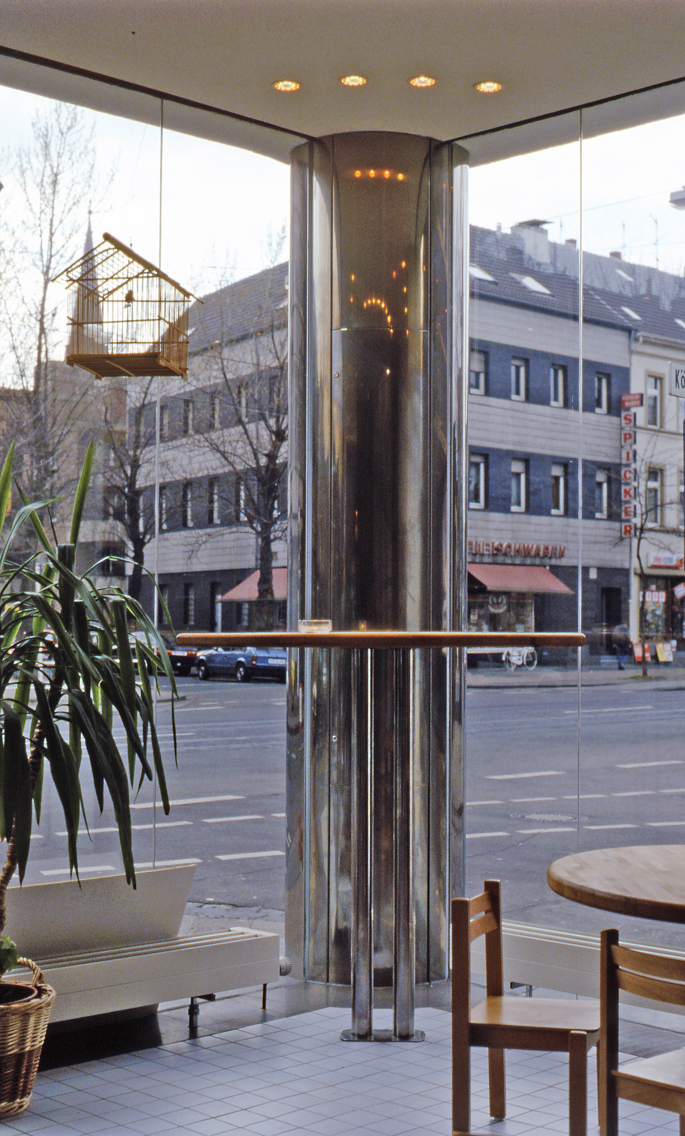 Eckverglasung des Imbiss Mahlzeit
