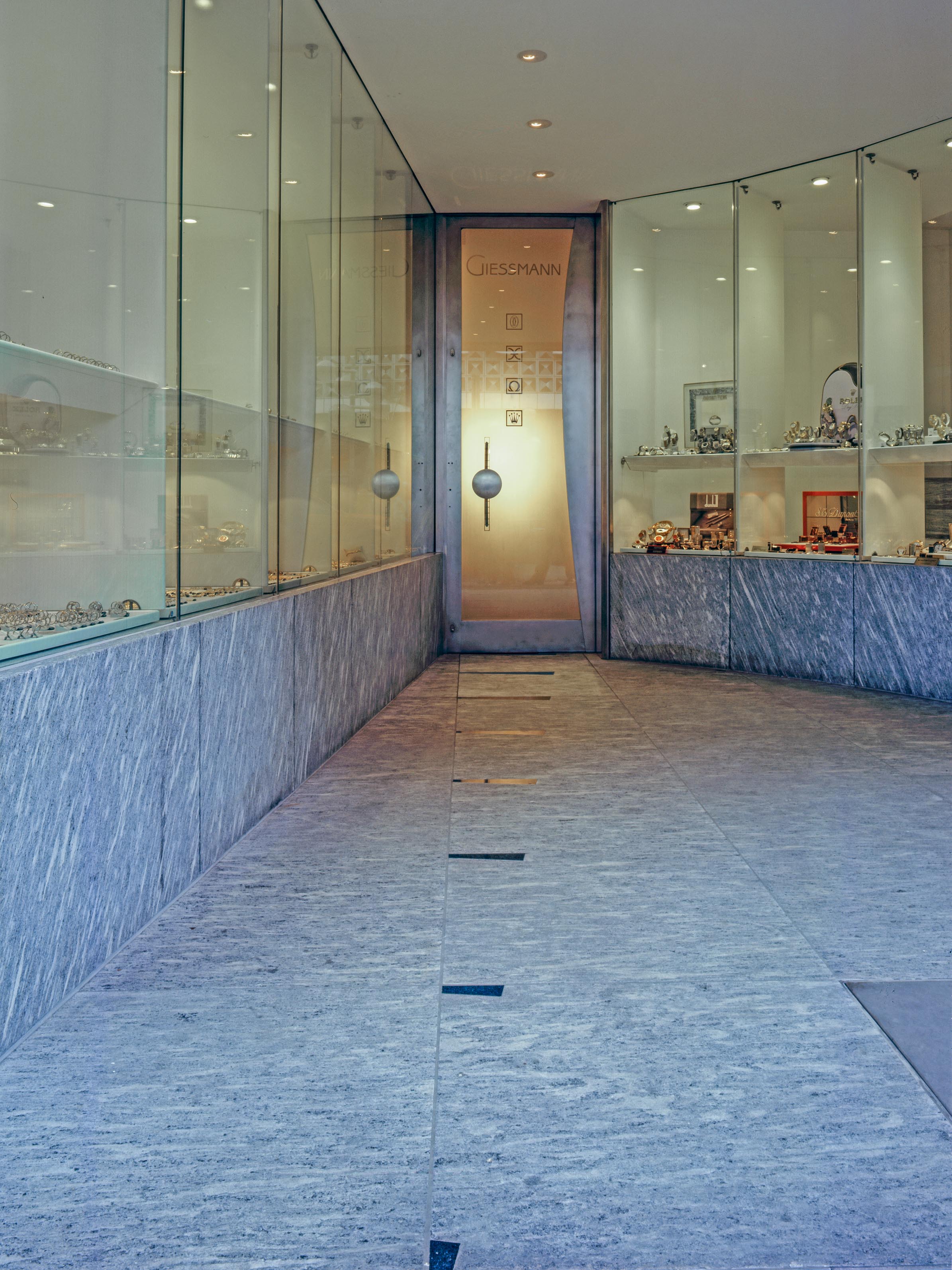 Entrance to the Giessmann watch shop