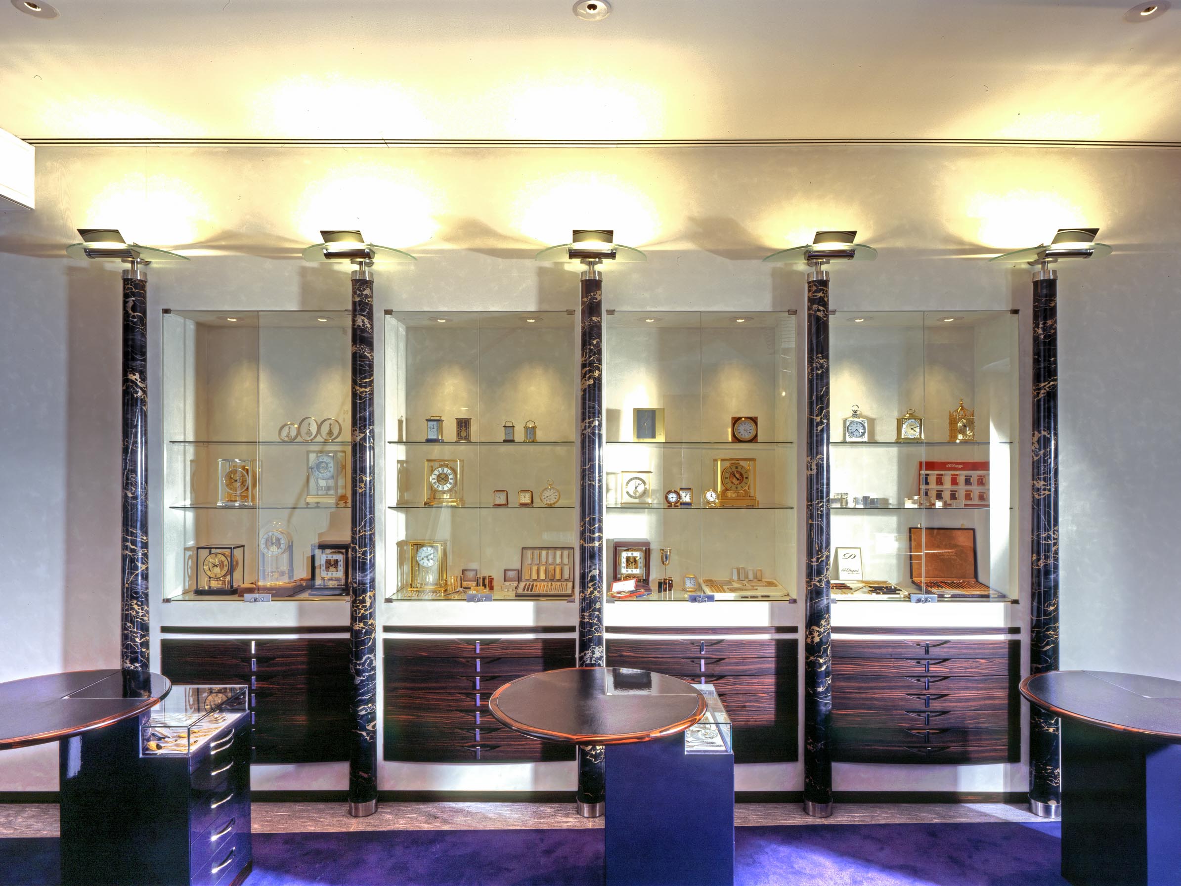 Consultation desks and display cases in the Giessmann watch shop