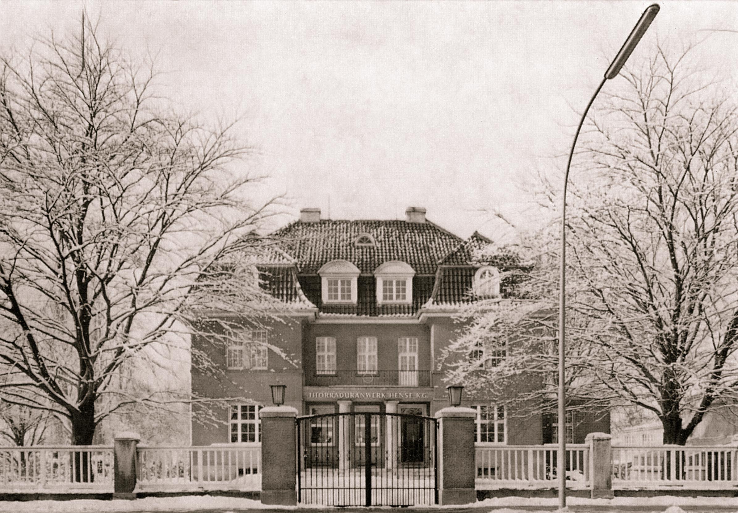Historic black-and-white photograph of the Hense family’s industrialist villa beside the TRUW factory premises in Krefeld