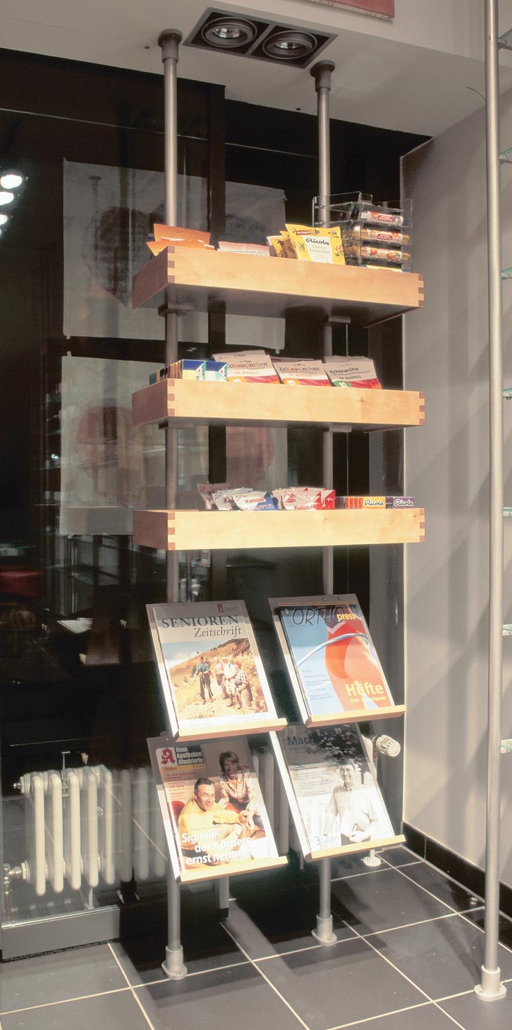 Adler Apotheke, Prospektständer und Bonbonregal