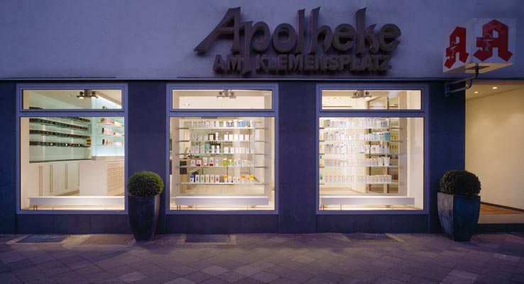 Apotheke am Klemensplatz, Schaufenster