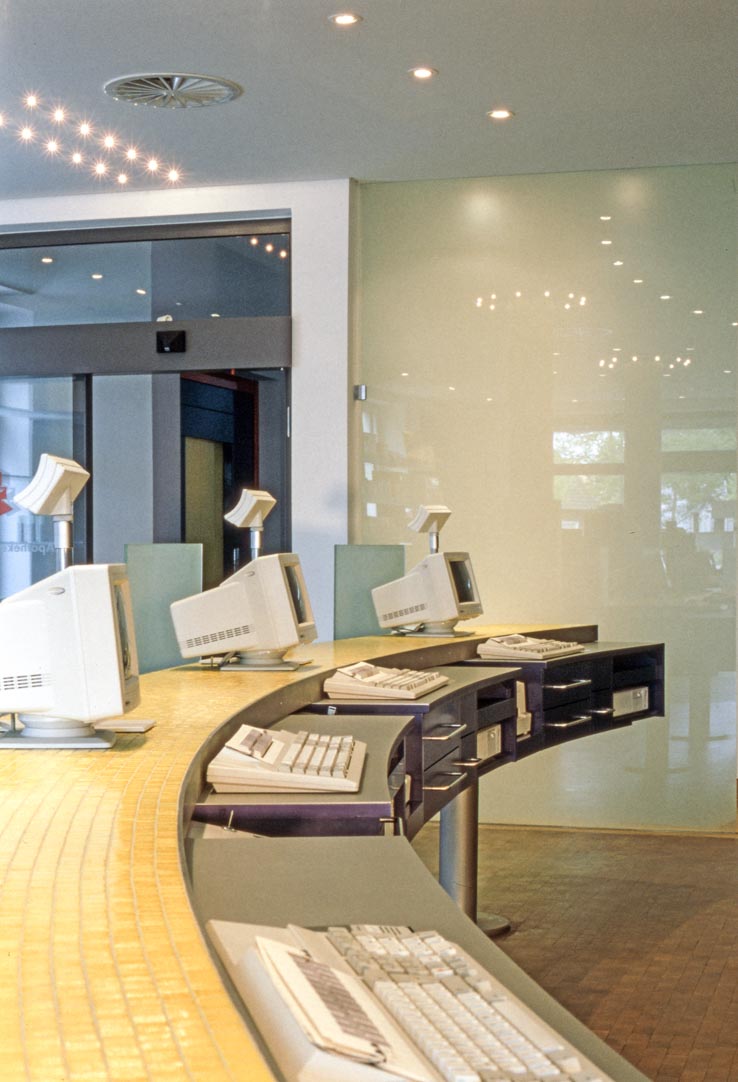 Bauhaus Apotheke, HV-Tisch