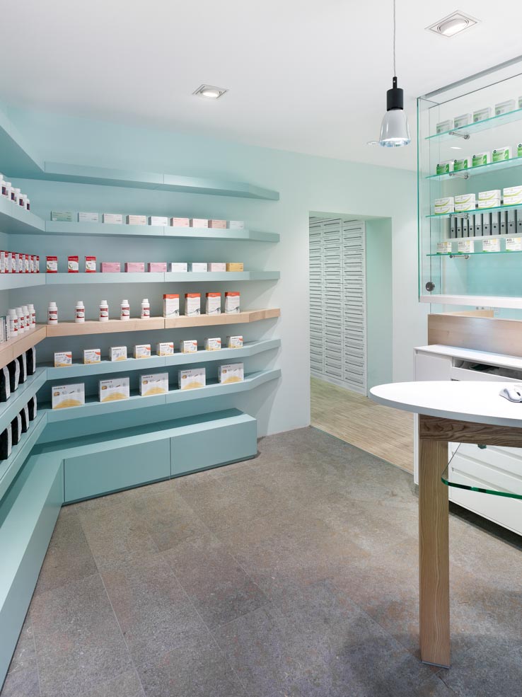 Engel Apotheke, Freiwahl und Durchgang mit Schubsäulen