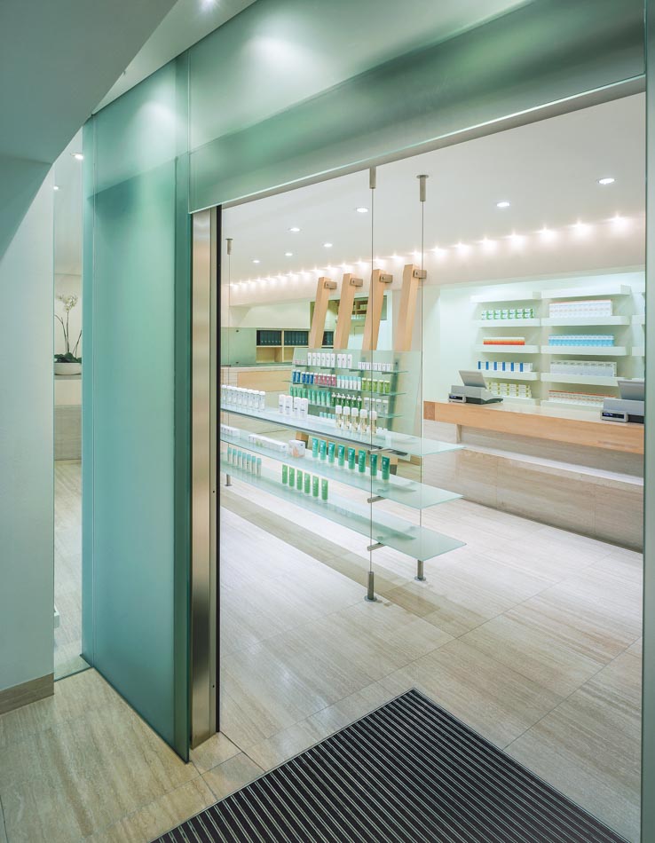 Hardt Apotheke, Eingangsbereich aus satiniertem Glas
