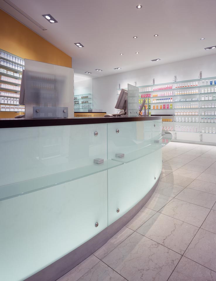 Michaels Apotheke, HV-Tisch mit gebogener Glasfront