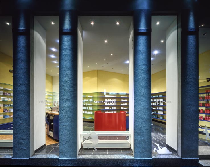 Moritz Apotheke, Schaufenster mit Transparenz