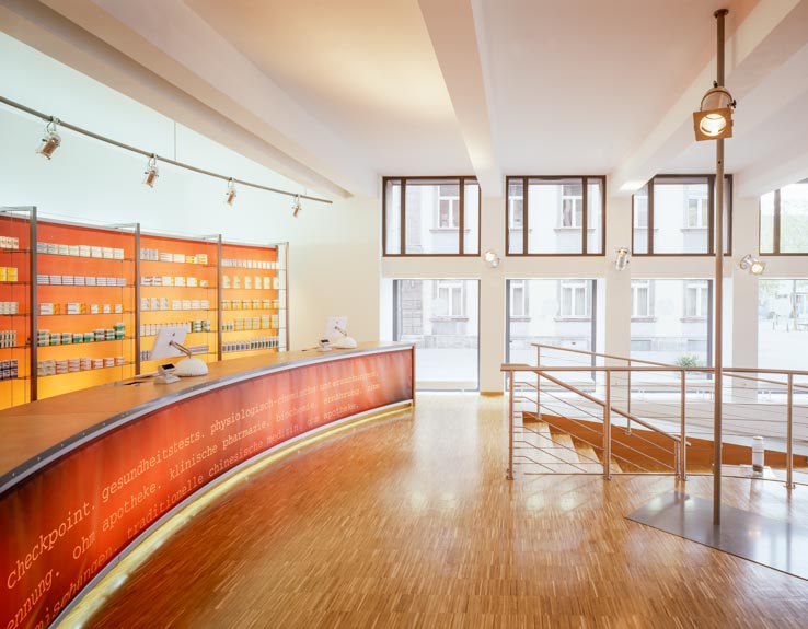 Ohm Apotheke, HV-Tisch und Sichtwahl hinterleuchteter Folienbespannung